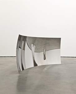 Anish Kapoor, Vertigo, 2006 (view 2). Stainless steel, 88 9/16 × 189 × 23 ⅝ inches (225 × 480 × 60 cm), edition of 3 + 1 AP © Anish Kapoor, photo by Dave Morgan