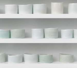 Edmund de Waal, a lecture on the weather, 2015 (detail). 290 porcelain vessels in wood, aluminum, and glass vitrine, 41 ⅝ × 62 ⅜ × 4 5/16 inches (105.7 × 158.4 × 11 cm) © Edmund de Waal, photo by Mike Bruce