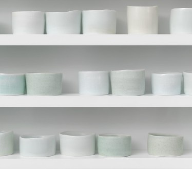 Edmund de Waal, a lecture on the weather, 2015 (detail) 290 porcelain vessels in wood, aluminum, and glass vitrine, 41 ⅝ × 62 ⅜ × 4 5/16 inches (105.7 × 158.4 × 11 cm)© Edmund de Waal, photo by Mike Bruce
