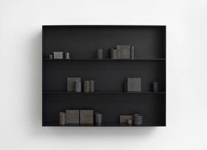 Edmund de Waal, to speak to you, 2015. 17 porcelain vessels and 10 Cor-Ten steel blocks in aluminum cabinet, 35 7/16 × 43 5/16 × 7 ⅞ inches (90 × 110 × 20 cm) © Edmund de Waal, photo by Mike Bruce