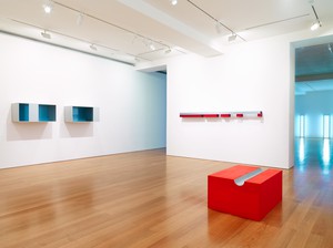 Installation view. Artwork, left to right: © 2016 Judd Foundation/Artists Rights Society (ARS), New York, © 2016 Stephen Flavin/Artists Rights Society (ARS), New York