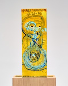 Mark Grotjahn, Untitled (Yellow Cosco II Mask M40.l), 2016. Painted bronze, 59 ½ × 33 ¼ × 36 ½ inches (151.1 × 84.5 × 92.7 cm) © Mark Grotjahn. Photo: Douglas M. Parker Studio