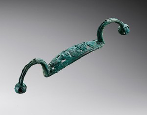 Bow-shaped fitting, Shang dynasty (1600–1050 BCE)—13th to 11th century BCE. Bronze, length: 14 ¼ inches (36 cm) Photo: Frédéric Dehaen, Studio Roger Asselberghs