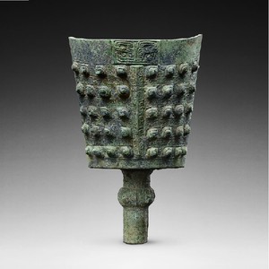 Bell (nao), late Shang dynasty (c. 1600–1050 BCE). Bronze with green and blue patina, and malachite and azurite encrustation; height: 22 ⅝ inches (57.4 cm); width: 14 ½ inches (37 cm) Provenance: Private Collection, Switzerland Photo: Frédéric Dehaen, Studio Roger Asselberghs