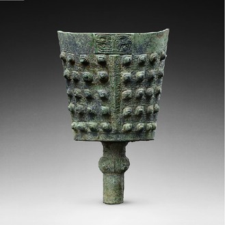 Bell (nao), late Shang dynasty (c. 1600–1050 BCE) Bronze with green and blue patina, and malachite and azurite encrustation; height: 22 ⅝ inches (57.4 cm); width: 14 ½ inches (37 cm)Provenance: Private Collection, SwitzerlandPhoto: Frédéric Dehaen, Studio Roger Asselberghs