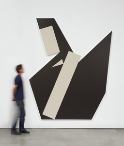 Michael Heizer, Hard Edge Painting no. 5B, 2015–16. Polyvinyl latex on canvas, 106 ¾ × 88 × 2 ¼ inches (271.1 × 223.5 × 5.7 cm) © Michael Heizer. Photo: Jeff McLane