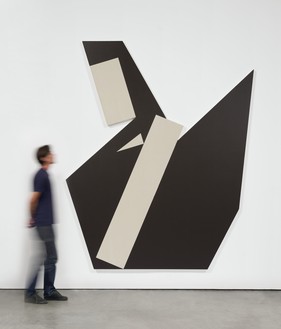 Michael Heizer, Hard Edge Painting no. 5B, 2015–16 Polyvinyl latex on canvas, 106 ¾ × 88 × 2 ¼ inches (271.1 × 223.5 × 5.7 cm)© Michael Heizer. Photo: Jeff McLane