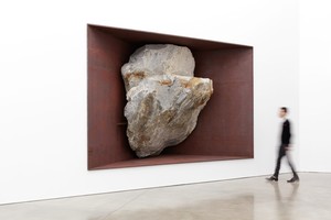 Michael Heizer, Fragment A, 2016. Granitic rock and weathering steel, 113 ¼ × 172 ½ × 83 ½ inches (287.7 × 438.2 × 212.1 cm) © Michael Heizer. Photo: Fredrik Nilsen