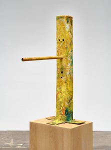 Mark Grotjahn, Untitled (Yellow Walkaway Mask M32.b), 2015–16. Painted bronze, 59 ⅜ × 24 ½ × 37 ½ inches (150.8 × 62.2 × 95.3 cm), unique variant © Mark Grotjahn. Photo: Douglas M. Parker Studio