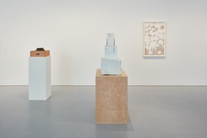 Installation view. Artwork, left to right: © Jasper Johns/Licensed by VAGA, New York, © Cy Twombly Foundation
