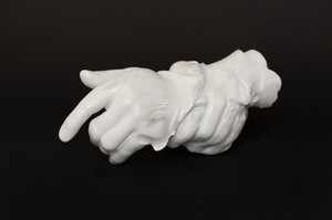 Douglas Gordon, Exhibit G, 2016. Carrara marble, 12 ¼ × 4 ¾ × 4 ⅜ inches (31 × 12 × 11 cm) © Studio lost but found/VG Bild-Kunst, Bonn 2017. Photo: Katharina Kiebacher, Studio lost but found