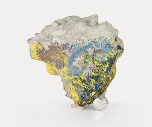 Franz West, Sisyphos VIII, 2002. Papier-mâché, Styrofoam, cardboard, lacquer and acrylic, 61 ¾ × 68 ⅞ × 57 inches (157 × 174.9 × 144.9 cm) © Franz West Privatstiftung