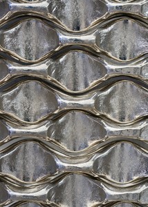 Peter Marino, Tall Dragon Scale Box, 2017 (detail). Silvered bronze, 57 ¾ × 37 ½ × 18 ¼ inches (146.7 × 95.3 × 46.2 cm), edition of 8 + 4 AP © Peter Marino Architect. Photo: Manolo Yllera