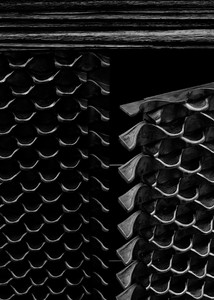 Peter Marino, Short Dragon Scale Box, 2017 (detail). Blackened bronze, 46 ⅛ × 37 ½ × 18 ¼ inches (117 × 95.3 × 46.2 cm), edition of 8 + 4 AP © Peter Marino Architect. Photo: Manolo Yllera