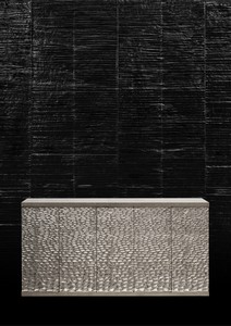 Peter Marino, Long River Box, 2017. Silvered bronze, 39 ⅜ × 74 ¾ × 15 ¾ inches (100 × 190 × 40 cm), edition of 8 + 4 AP © Peter Marino Architect. Photo: Manolo Yllera