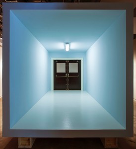 Robert Therrien, No title (room, panic doors), 2013–14. Wood, brass, fluorescent light fixture, and mixed media, 121 × 107 ¼ × 204 inches (307.3 × 272.4 × 518.2 cm) © Robert Therrien. Photo: Brian Fitzsimmons
