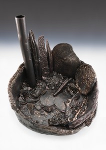 Sterling Ruby, Basin Theology/Dark Plate Helm, 2016. Ceramic, 42 ½ × 46 × 42 ½ inches (108 × 116.8 × 108 cm) © Sterling Ruby Studio. Photo: Robert Wedemeyer