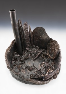 Sterling Ruby, Basin Theology/Dark Plate Helm, 2016 Ceramic, 42 ½ × 46 × 42 ½ inches (108 × 116.8 × 108 cm)© Sterling Ruby Studio. Photo: Robert Wedemeyer