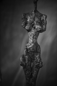 Peter Lindbergh, Alberto Giacometti, Femme debout (Poseuse I) (1954), Zurich, 2016, 2016. Hahnemuhle Photo Rag® Baryta 315 grs, 35 ⅜ × 23 ⅝ inches (90 × 60 cm) © Peter Lindbergh, © Succession Alberto Giacometti (Fondation Giacometti + ADAGP), Paris 2017