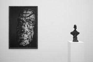 Installation view. Artwork, left to right: © Peter Lindbergh, © Succession Alberto Giacometti (Fondation Giacometti + ADAGP), Paris 2017. Photo: Lucy Dawkins