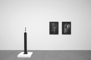 Installation view. Artwork, on pedestal: © Succession Alberto Giacometti (Fondation Giacometti + ADAGP), Paris 2017, on wall: © Peter Lindbergh. Photo: Lucy Dawkins