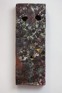 Mark Grotjahn, Untitled (Moss on Rock Heavy Texture Mask M16.d), 2012. Painted bronze, 43 ½ × 16 × 5 ¼ inches (110.5 × 40.6 × 13.3 cm) © Mark Grotjahn