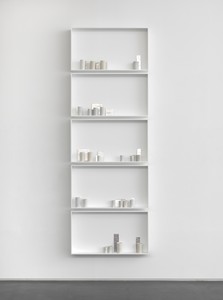 Edmund de Waal, a different breath, 2018. 27 porcelain vessels and 17 porcelain tiles with platinum and silver gilding in 5 aluminum and glass vitrines, 107 ⅛ × 37 × 4 ¾ inches (271.9 × 94 × 12.1 cm) © Edmund de Waal. Photo: Mike Bruce