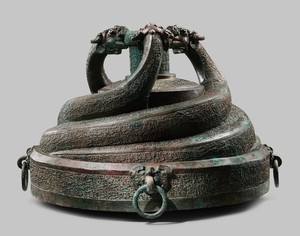 Drum stand with three coiled dragons, Spring and Autumn period (770–476 BCE). Bronze with green and brown patina, width: 20 ⅞ inches (53 cm) Provenance: Private Collection, Taipei Photo: Frédéric Dehaen, Studio Roger Asselberghs