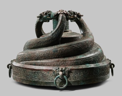 Drum stand with three coiled dragons, Spring and Autumn period (770–476 BCE) Bronze with green and brown patina, width: 20 ⅞ inches (53 cm)Provenance: Private Collection, TaipeiPhoto: Frédéric Dehaen, Studio Roger Asselberghs