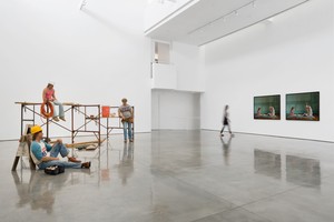 Installation view. Artwork, left to right: © 2018 Estate of Duane Hanson/Licensed by VAGA at Artists Rights Society (ARS), New York; © Sharon Lockhart. Photo: Jeff McLane