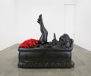 Jeff Koons, Woman Reclining, 2010–14. Granite and live flowering plants, 84 × 88 ½ × 46 ¼ inches (213.4 × 224.8 × 117.5 cm), edition of 3 + 1 AP © Jeff Koons. Photo: Tom Powel Imaging