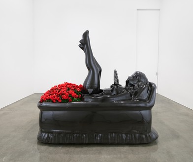 Jeff Koons, Woman Reclining, 2010–14 Granite and live flowering plants, 84 × 88 ½ × 46 ¼ inches (213.4 × 224.8 × 117.5 cm), edition of 3 + 1 AP© Jeff Koons. Photo: Tom Powel Imaging