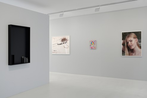 Installation view Artwork, left to right: © Edmund de Waal; © Michael Heizer; © 2019 Takashi Murakami/Kaikai Kiki Co., Ltd. All rights reserved; ©︎ Roe Ethridge. Photo: Charles Duprat