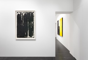 Installation view. Artwork, left to right: © 2019 Richard Serra/Artists Rights Society (ARS), New York; © Joe Bradley