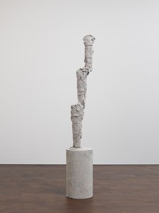 Cy Twombly, Untitled, 2009. Bronze, 94 ¾ × 15 ⅞ × 12 ⅜ inches (240.4 × 40.3 × 31.5 cm), edition 2/3 © Cy Twombly Foundation