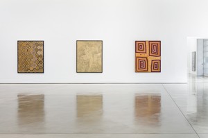 Installation view. Artwork, left and right: © Ronnie Tjampitjinpa/Copyright Agency. Licensed by Artists Rights Society (ARS), New York, 2019; center: © Warlimpirrnga Tjapaltjarri/Copyright Agency. Licensed by Artists Rights Society (ARS), New York, 2019. Photo: Fredrik Nilsen