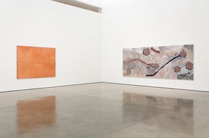 Installation view. Artwork, left to right: © George Tjungurrayi/Copyright Agency. Licensed by Artists Rights Society (ARS), New York, 2019; © Bill Whiskey Tjapaltjarri. Photo: Fredrik Nilsen