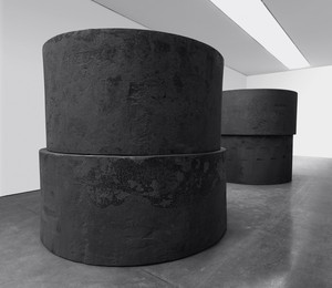 Richard Serra, Inverted, 2019. Forged steel, four rounds, installed in two inverted stacks, two, each: 48 × 102 inches diameter (121.9 × 259 cm), two, each: 54 × 96 inches diameter (137.1 × 243.8 cm), each stack: 102 × 102 inches diameter (259 × 259 cm) © 2019 Richard Serra/Artists Rights Society (ARS), New York. Photo: Rob McKeever
