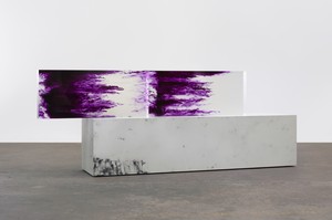 Sterling Ruby, ACTS/ROBITUSSIN, 2016. Clear urethane blocks, dye, wood, spray paint, and laminate, 66 ½ × 175 ⅜ × 35 ⅛ inches (168.9 × 445.5 × 89.2 cm) © Sterling Ruby. Photo: Robert Wedemeyer