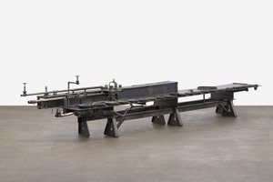 Sterling Ruby, TABLE (DOUBLE LAST SUPPER), 2019. Cast iron, brass, and steel, 66 × 348 × 56 inches (167.6 × 883.9 × 142.2 cm) © Sterling Ruby. Photo: Robert Wedemeyer