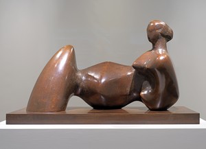 Henry Moore, Reclining Figure: Umbilicus, 1984. Bronze with brown patina, 21 ¼ × 37 × 17 7⁄8 inches (54 × 95 × 45.4 cm), edition 3/9 Reproduced by permission of The Henry Moore Foundation