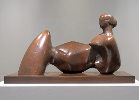 Henry Moore, Reclining Figure: Umbilicus, 1984 Bronze with brown patina, 21 ¼ × 37 × 17 7⁄8 inches (54 × 95 × 45.4 cm), edition 3/9Reproduced by permission of The Henry Moore Foundation