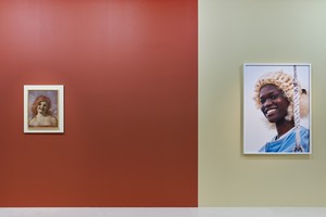 Installation view. Artwork, left to right: © John Currin, © Roe Ethridge. Photo: Thomas Lannes