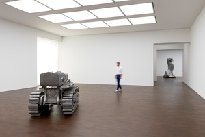 Installation view. Artwork, left to right: © Charles Ray, courtesy Matthew Marks Gallery; © Urs Fischer