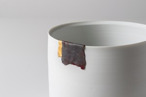 Edmund de Waal, winter pot (C19), 2020 (detail). Porcelain, lead, gold, and red pigment, 5 ½ × 7 ⅛ × 7 ⅛ inches (13.9 × 18 × 18 cm) © Edmund de Waal. Photo: Alzbeta Jaresova