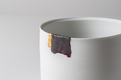 Edmund de Waal, winter pot (C19), 2020 (detail) Porcelain, lead, gold, and red pigment, 5 ½ × 7 ⅛ × 7 ⅛ inches (13.9 × 18 × 18 cm)© Edmund de Waal. Photo: Alzbeta Jaresova