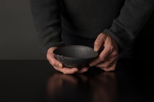 Edmund de Waal, winter pot (B10), 2020. Porcelain and lead, 2 ⅝ × 6 ½ × 6 ½ inches (6.5 × 16.5 × 16.5 cm) © Edmund de Waal. Photo: Alzbeta Jaresova