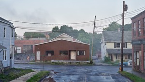 Gregory Crewdson, Lincoln Street, 2018–19. Digital pigment print, image: 50 × 88 ⅞ inches (127 × 225.7 cm), framed: 57 × 96 × 2 inches (144.8 × 243.8 × 5.1 cm), edition of 4 + 2 AP © Gregory Crewdson