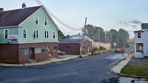 Gregory Crewdson, Brown Street, 2018–19. Digital pigment print, image: 50 × 88 ⅞ inches (127 × 225.7 cm), framed: 57 × 96 × 2 inches (144.8 × 243.8 × 5.1 cm), edition of 4 + 2 AP © Gregory Crewdson