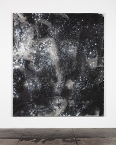 Mary Weatherford, Cosmos, 2020. Flashe on linen, 112 × 99 inches (284.5 × 251.5 cm) © Mary Weatherford. Photo: Fredrik Nilsen Studio